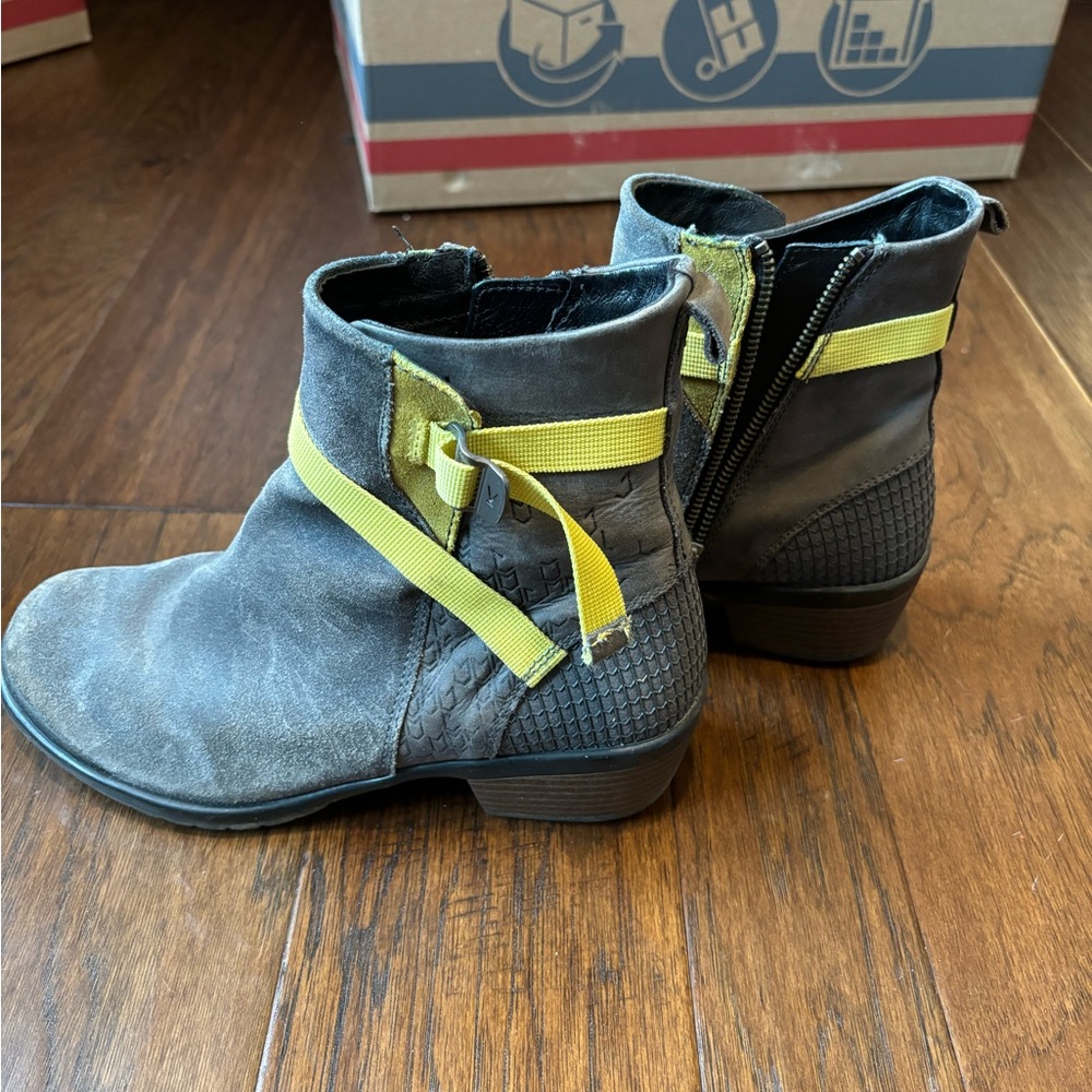 Keen boots, size 7